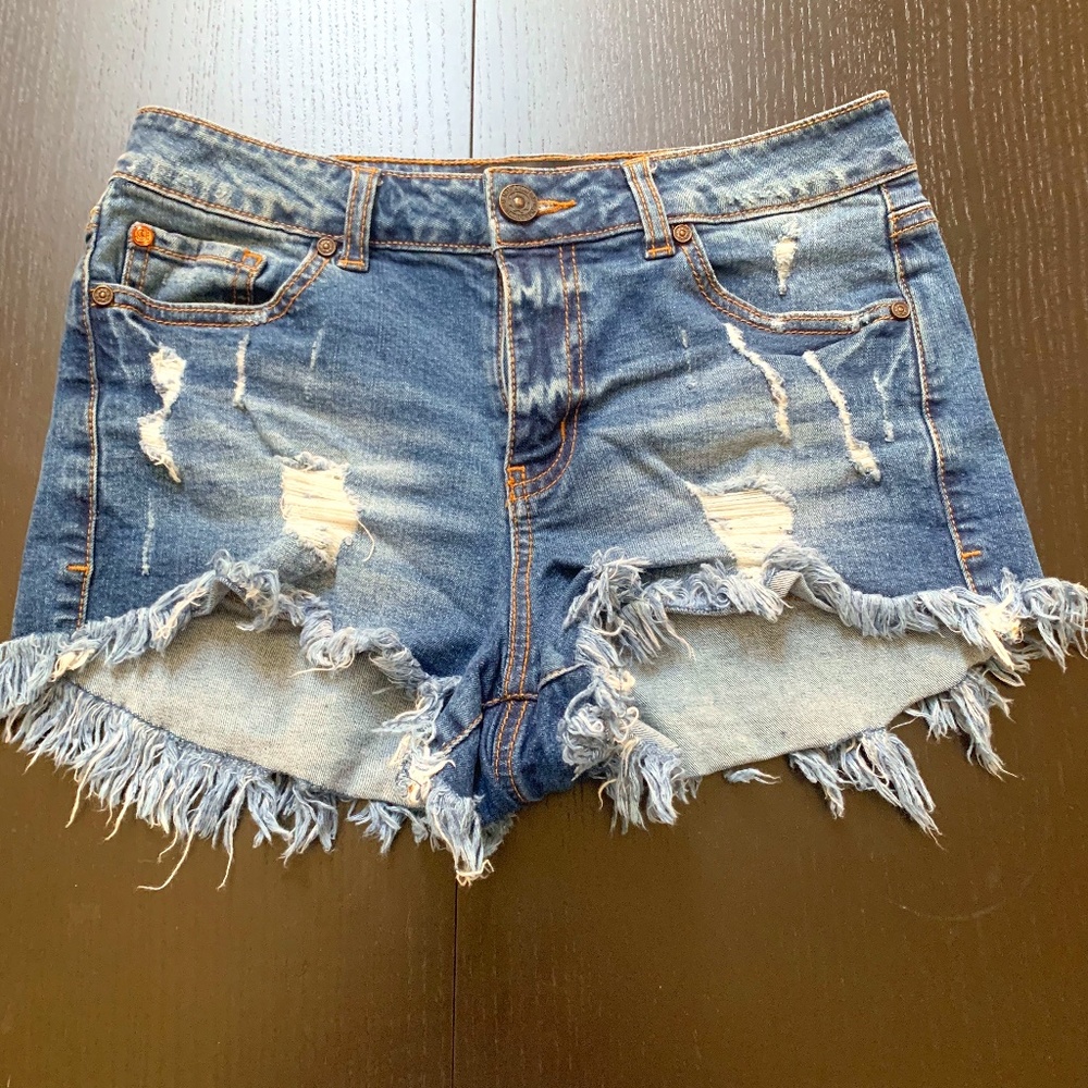 ENJEAN Cut Off Distressed Shorts